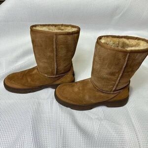 UGG size 6 Suede Chestnut Youth Girls US Size 6. A679